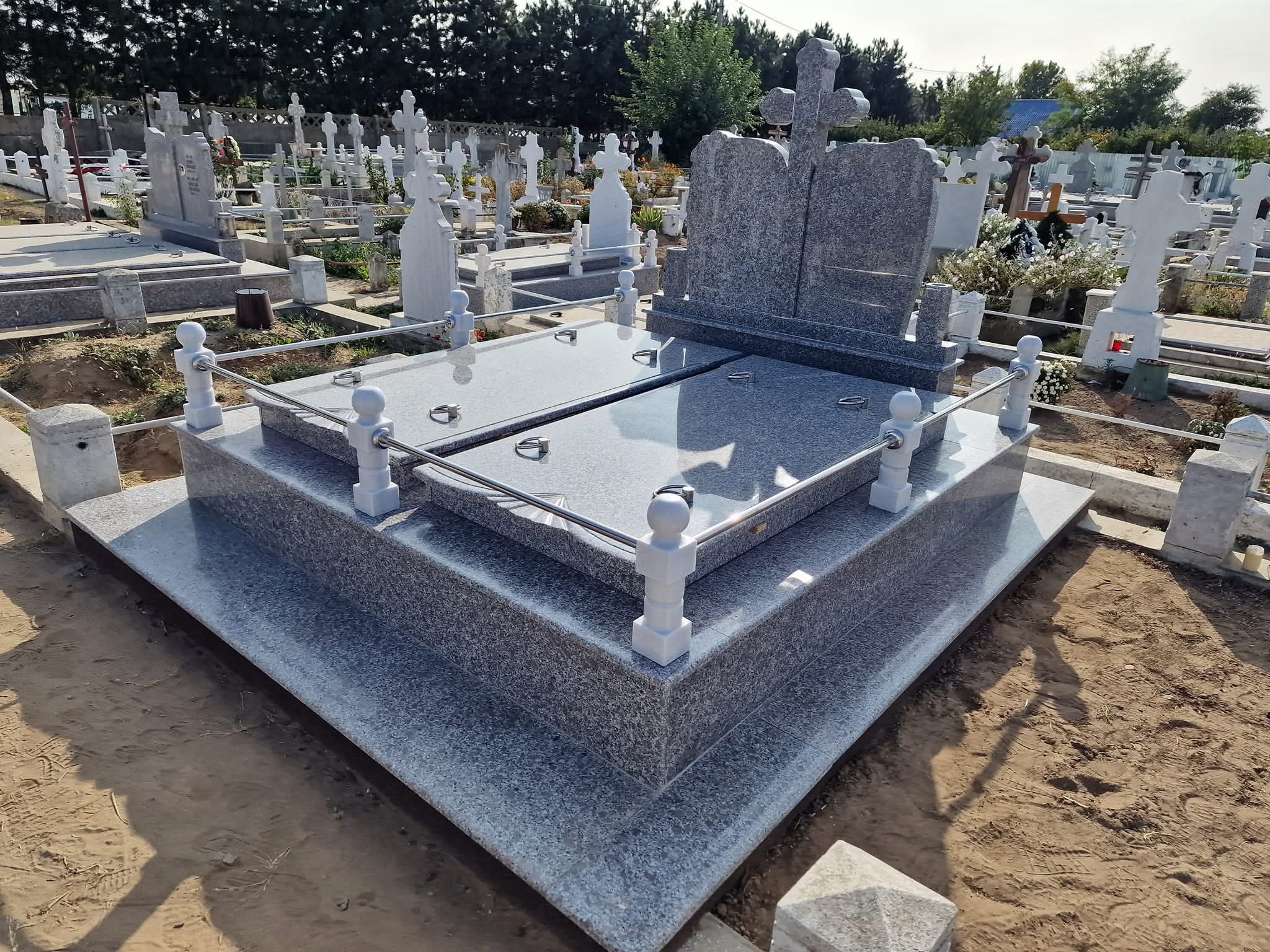 Monument granit gri complet